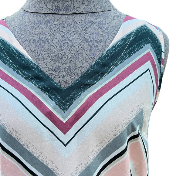 Maurices v neck, sleeveless chevron pattern blouse size small - Picture 4 of 5